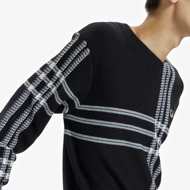 Specifications: Crewneck sweater made of soft tartan merino wool, with logo embroidered on the front. Suitable for everyday looksFit: Regular Model is wearing size: M Model's height: 180 cm
