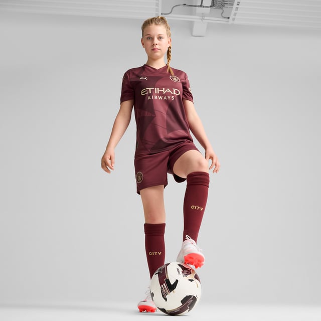 PRODUCT STORY: Hit the pitch like Manchester City's finest in these football shorts. They're made from sweat-wicking material to keep you cool in the tensest moments of the game and are finished with the team's famous crest on the leg. FEATURES & BENEFITS: dryCELL: Performance technology designed to wick moisture from the body and keep you free of sweat during exercise; As part of the RE:FIBRE program, this garment is made of at least 95% recycled material from textile waste and other used materials. DETAILS: Regular fit; 170 gsm, Jacquard; Medium rise; Official team branding; PUMA branding details; PUMA Youth: Recommended for older kids between 8 and 16 years. Our model is 153 cm tall and is wearing size 152 RUS.