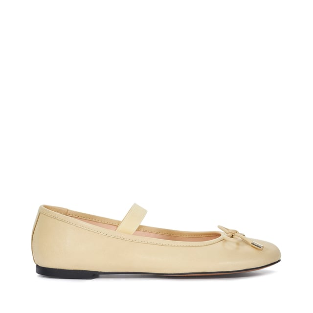 Our Helenas flats have been crafted from premium soft leather and designed with an elasticated strap to hold your foot in place. A contemporary approach to a timeless shoe, this versatile silhouette is complemented by an elegant almond toe.