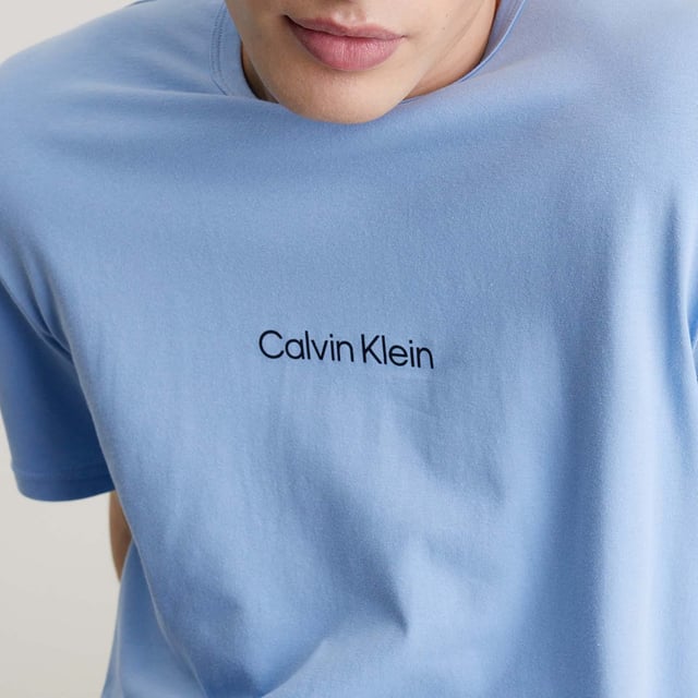 Mens Calvin Klein Crew Neck Lounge T-Shirt in blue.- Ribbed crewneck.- Short sleeves.- Calvin Klein logo printed on the front of the chest.- Top stitching.- Regular fit.- Ref: 000NM2170ECBE