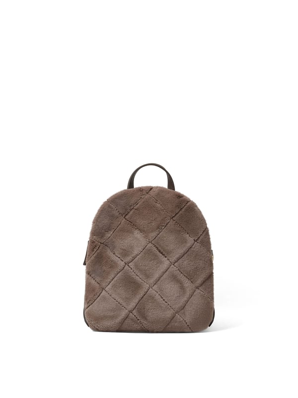 Mochila de mujer. El cierre es con cremallera. Los bolsillos internos son uno con cremallera y otro abierto. Los bolsillos externos están ausentes. Falta la correa para el hombro. El mango es de ecopiel. Hay un compartimento interno. El material externo es 62% Poliuretano, 38% Polieste. Internamente es 100% Poliéster. Medidas: 24x29x10 cm. Producto de moda