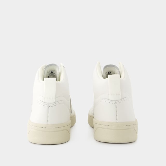 Die Sneakers V-15 von Veja, aus naturweißem Leder, verkörpern die ethische und moderne Ästhetik der Marke. Die Schuhe wurden sorgfältig entworfen und bieten ein klares Design, das durch das hochwertige Leder in seinem natürlichen Farbton hervorgehoben wird. Minimalistische Details und eine langlebige Gummisohle sorgen für einen zeitgemäßen Touch, während sich die umweltbewusste Vision von Veja in jedem Paar widerspiegelt. Die V-15 sind die perfekte Wahl für alle, die auf der Suche nach einem bewussten und trendigen Stil sind. Farbe: weiß - Extra-White_Natural. Farbe: weiß - Extra-White_Marsala_Nautico. Material Sohle: Gummi. Futtermaterial: recyceltes Polyester. Verschluss: einfach reinschlüpfen. Form der Kappe: rund offen. Schuhe: größengerecht - Sizing: Europäisch.