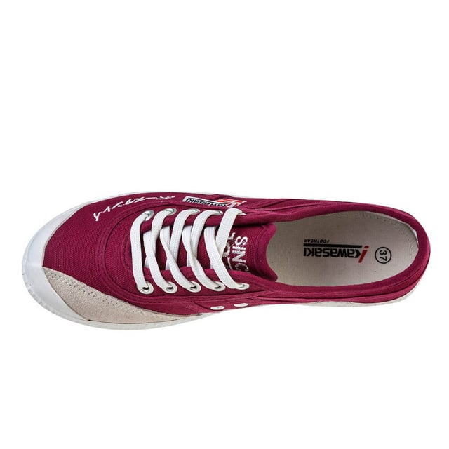 Nuestra zapatilla de lona Signature juega un papel importante en la historia de Kawasaki, y las zapatillas Signature están firmadas en japonés por Bo Stanley, el fundador de Kawasaki. Con un diseño clásico y un ajuste perfecto, ¡estás listo para salir a la calle!. Detalles del producto. Cordones regulables para un ajuste adecuado. Disponible en cuatro colores diferentes. Unisex. Zapato ligero. El zapato de cordones de corte bajo permite la rotación y la flexibilidad. Parte superior: lona y ante de vaca. Suela: RBGuía de tallas/ajuste. Si estás entre dos tallas, te recomendamos que elijas la más grande.Guía de lavado. Se recomienda no lavar el zapato.