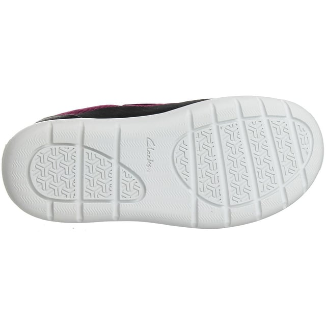 Los zapatos Clarks Play Trial Kids Pink son una opción elegante y cómoda de calzado diseñado específicamente para niños. Clarks es conocida por su calidad y compromiso con la comodidad, y estos zapatos reflejan esas cualidades. Aquí tienes una descripción de las características clave:

 Diseño rosa vibrante:  Estos zapatos vienen en un vibrante color rosa, añadiendo un toque divertido y enérgico al atuendo de tu hijo. El atrevido tono resulta atractivo para los niños y marca estilo.

 Construcción duradera:  Clarks es conocida por producir zapatos de alta calidad, y estos zapatos están construidos para soportar la naturaleza activa y dinámica de los niños.

 Plantilla acolchada:  Los zapatos vienen con una plantilla acolchada, que ofrece soporte y comodidad para los pies jóvenes. Esta característica permite a los niños llevar los zapatos durante largos periodos de tiempo sin molestias.

 Materiales transpirables:  Los zapatos están hechos de materiales transpirables que ayudan a mantener un ambiente cómodo y seco para los pies, incluso durante el juego activo.

 Construcción ligera:  A pesar de su aspecto robusto, los zapatos Clarks Play Trial están diseñados para ser ligeros, lo que reduce el riesgo de fatiga e incomodidad durante el uso prolongado.

 Puntera reforzada:  Para mejorar la durabilidad, estos zapatos incluyen una puntera reforzada, que proporciona protección adicional a los niños activos y salvaguarda los zapatos de rozaduras.

 Suela flexible:  La suela exterior está diseñada para proporcionar flexibilidad y una tracción fiable, garantizando la estabilidad y la facilidad de movimiento, algo crucial para los niños en movimiento.

 Calidad Clarks:  Clarks es una marca de confianza y reputación conocida por producir calzado cómodo y de alta calidad. Estos zapatos reflejan el compromiso de la marca con la calidad y el estilo.