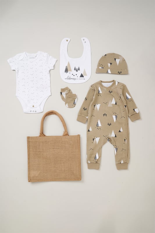 This Homegrown Baby printed 5-Piece Gift Set includes a cosy all-in-one, bodysuit, hat, and mitts. Made from soft 100% organic cotton, the set features 'Grow with Me' functionality for adjustable fit. Packaged in a mesh bag, it's the perfect gift for welcoming a new baby.