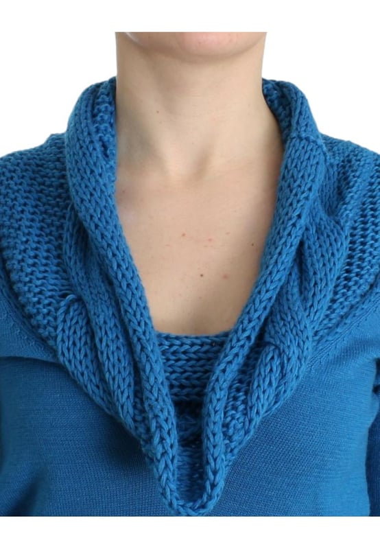 Suéter de Cuello Caja CNC 100% Auténtico  
Material: 50% Acrílico, 15% Alpaca, 25% Lana Merino, 10% Nailon  
Color: Azul  
Modelo: Suéter de Cuello Caja  
Detalles del logo  
Etiquetas originales y bolsa de tienda incluidos