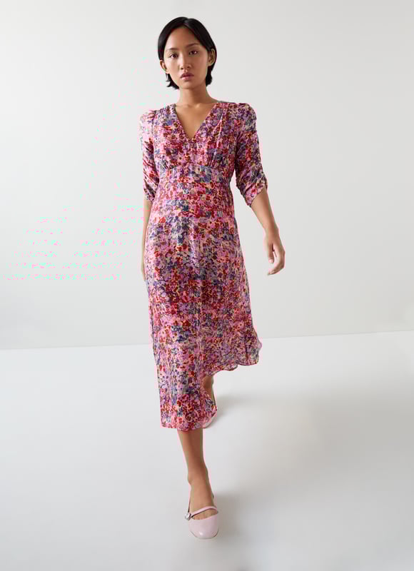 Experience an enchanting garden with the Erin petite watercolour floral jacquard dress. In a delicate pink silk, it features a V neck, full length sleeves, and an exquisite jacquard base with a back zip for a flawless fit. Perfect for evening occasions, it pairs beautifully with subtle gold accessories and elegant heels.