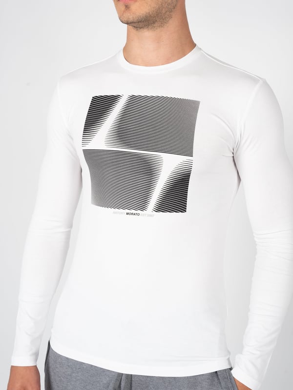 Esta camiseta clásica se distingue por su elegancia informal, y su corte simple garantiza una apariencia atemporal y comodidad para el uso diario.

Terminada con un elegante escote C-neck, que añade carácter a cualquier conjunto y resalta hermosamente la línea del cuello.

Hazte notar gracias al estampado original en el frente, que atrae miradas y le da a la camiseta un carácter único.

En la nuca, el nombre de la marca impreso testimonia la autenticidad del producto y sutilmente señala tu pertenencia al círculo de conocedores de la marca.

Fabricada con tela de alta calidad que proporciona confort durante todo el día y garantiza durabilidad, incluso después de múltiples lavados.