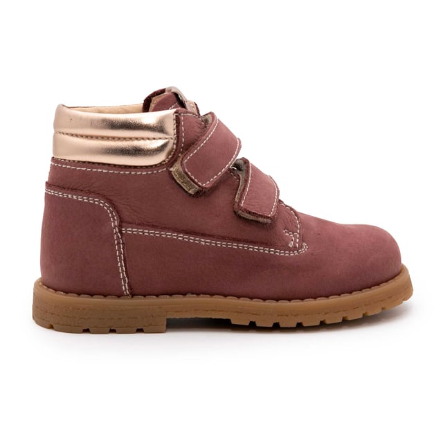 Especificaciones: Botas confeccionadas en piel con doble lágrima en el cuello y borde laminado en oro rosa en el tobillo. Interior de piel, plantilla anatómica y transpirable. Suela de goma flexible. Parte superior: Cuero Cordones: Doble lágrima Tipo de suela: Suela de goma