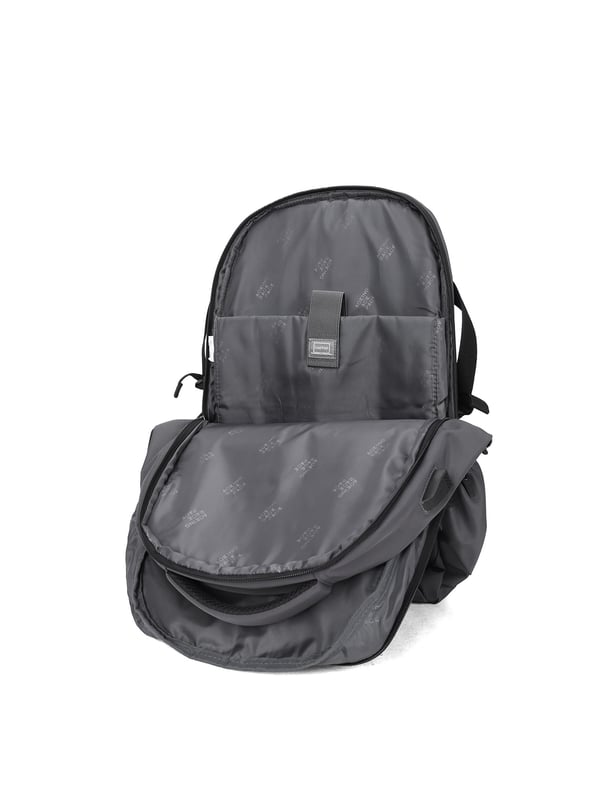 Mochila unisex. El cierre es con cremallera. Los bolsillos internos son uno abierto. Los bolsillos exteriores son dos frontales con cremallera y dos laterales abiertos. Falta la correa para el hombro. El asa es de tela. Hay un compartimento interno. El material exterior es poliéster. Internamente está forrado en poliéster. Medidas: 48x33x16 cm. Producto de moda