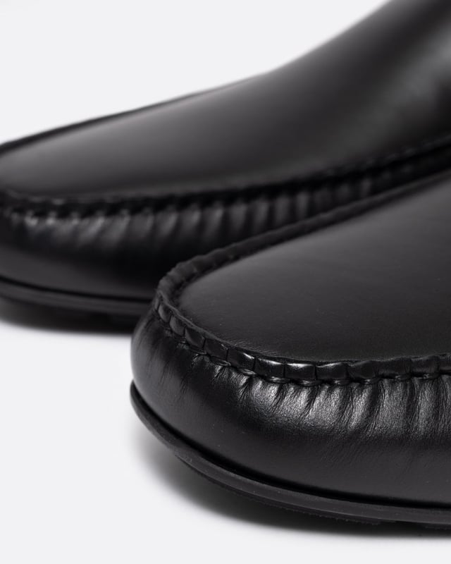 Easy-wear moccasins in nappa leather with a TPU driver outsole featuring signature details by BOSS.
Fastening top: Slip-onFully linedPackaging: Box
90% Polyamid, 10% Polyurethane, Sole: 100% Thermoplastic polyurethane, Upper material: 100% Cow skin, Innersole: 90% Polyamid, 10% Polyurethane
 
50517134
 