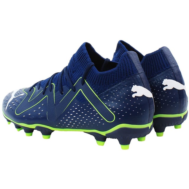 Puma Future Match FG/AG Kinderfußballschuhe, sorgfältig gefertigt, um jungen Fußballspielern außergewöhnliche Leistung und Stil auf Fest- (FG) und Kunstrasenplätzen (AG) zu bieten. Diese Schuhe sind darauf ausgelegt, Vertrauen zu schaffen und jungen Spielern zu helfen, ihr Spiel auf das nächste Level zu heben.

Hauptmerkmale:

Vielseitige Sohle: Die FG/AG-Sohle ist speziell entwickelt, um Traktion und Stabilität auf festem Boden und Kunstrasen zu gewährleisten. Mit strategisch platzierten Stollen und Rillen bietet diese Sohle optimalen Grip und Manövrierfähigkeit, sodass junge Spieler sich nahtlos an verschiedene Platzbedingungen anpassen können.

DynamicFit-Obermaterial: Diese Schuhe sind mit Pumas DynamicFit-Technologie ausgestattet, die ein Obermaterial bietet, das außergewöhnlichen Halt und Stabilität bietet. Dies gewährleistet präzise Reaktionsfähigkeit und Beweglichkeit während schneller Aktionen auf dem Platz und gibt jungen Spielern das Vertrauen, jede Herausforderung anzunehmen.

GripControl-Technologie: In das Obermaterial integriert, verbessert Pumas GripControl-Technologie das Ballhandling und die Kontrolle, was es jungen Spielern ermöglicht, den Ball zu halten und präzise Pässe und Schüsse mit Leichtigkeit auszuführen. Ob bei nassen oder trockenen Bedingungen, diese Schuhe bieten zuverlässigen Grip und Kontrolle.

Kinderfreundliches Design: Die Future Match Kinderfußballschuhe verfügen über ein kinderfreundliches Design mit lebendigen Farben und modernem Stil. Sie sind darauf ausgelegt, Vertrauen und Kreativität auf dem Platz zu inspirieren, und setzen ein mutiges Statement, während sie Spitzenleistung bieten.

Zusammenfassend kombinieren die Puma Future Match FG/AG Kinderfußballschuhe innovative Technologie mit stilvollem Design, um jungen Athleten zu ermöglichen, auf verschiedenen Oberflächen ihr Bestes zu geben. Erleben Sie unvergleichlichen Komfort, Agilität und Kontrolle mit jedem Schritt und lassen Sie die nächste Generation von Fußballstars auf dem Platz erstrahlen.