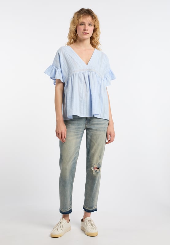 Diese leichte Baumwoll-Bluse von DreiMaster Vintage punktet mit ihrer zauberhaften Lochstickerei und dem gemusterten, fein strukturierten Baumwollstoff. Die lockerere Silhouette hat einen tiefen V-Ausschnitt auf der Vorder- und auf der Rückseite, wo er mit einem Spitzenband zusammengehalten wird. Die romantischen Rüschenärmel optimieren den femininen Boho-Look. Mit ihrer leichten Textur passt sie hervorragend zu Jeans und Röcken.  Tunika