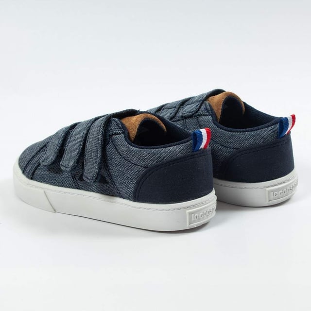 Sneaker Le Coq Sportif Verdon Classic Inf Jungen Grau Textil. Authentischer Schuh der Marke Le Coq Sportif – Streetwear/Sportswear Design von Le Coq Sportif – Le Coq Sportif für modische Jungen, perfekt für den Alltag – Sneaker Le Coq Sportif in Grau, der sich perfekt mit dem Rest Ihrer Garderobe kombinieren lässt – bequeme Textilmaterialien – klassischer Klettverschluss – Verdon Classic Inf – Textil