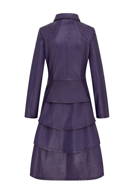 Deze lange jas, geïnspireerd op Victoriaanse en Edwardiaanse stijlen, heeft een strak uitlopend design gemaakt van 100% premium leer. Perfect voor gothic en punk mode, het is een gedurfd statement piece dat vintage charme combineert met een moderne rand. Lange uitlopende jas voor een opvallende look Gemaakt van 100% premium leer voor duurzaamheid en luxe Victoriaanse en Edwardiaanse invloeden met een eigentijdse twist Perfect voor gothic, punk of alternatieve modestijlen