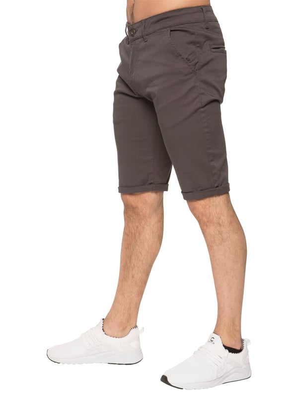 Sea cual sea tu plan para el verano, no te equivocarás con el estilo discreto de los pantalones cortos chinos de Enzo. Confeccionados en tejido de mezcla de algodón rojo con cremallera, presillas para cinturón, dobladillos estrechos, botones y remaches de marca, este estilo versátil se ve genial con una camiseta informal o una camiseta sin mangas, y también se puede vestir con una camisa abotonada para ocasiones más elegantes.