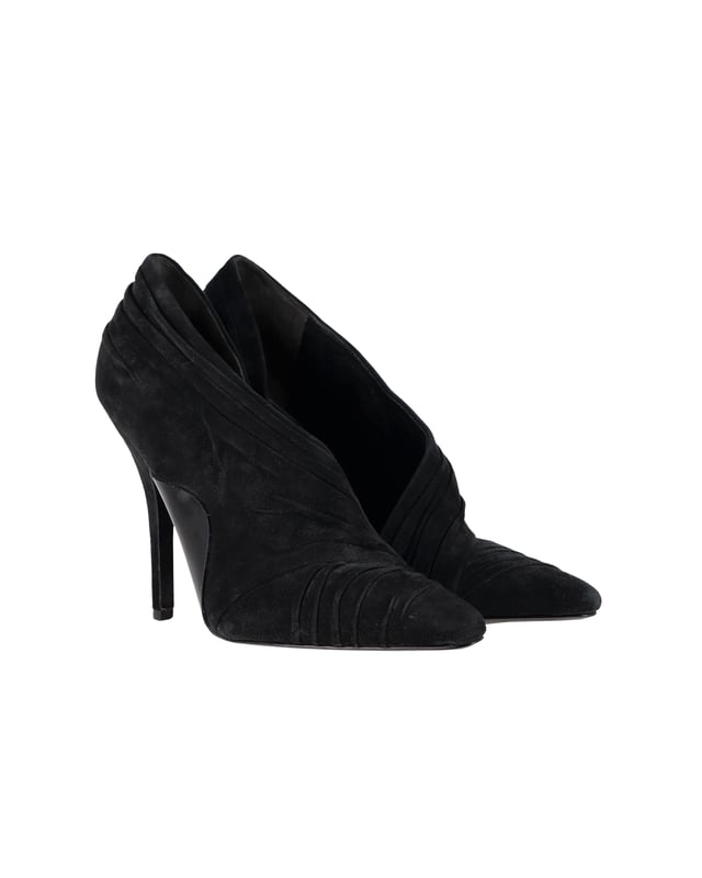 VINTAGE, RRP AS NEW
Alexander Wang's Marcelia pumps are crafted from black suede and detailed with a towering stiletto heel. This designer pair is ideal for day-to-night wear, especially when paired with cropped trousers or shorts and a printed blouse.
Alexander Wang Marcelia Runway Pumps in Black Suede
Condition: very good
Sign of wear:  Wear on soles and insoles.
SKU: 292320   
Color: black
Material: Suede
Size: EU39