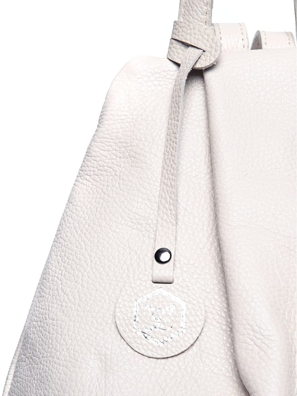 Mochila  
100% cuero de vaca  
Apertura oculta con cremallera  
Bolsillo interior con cremallera  
Bolsillo trasero con cremallera  
Dimensiones (L): 38x36x18 cm  
Asa: 21 cm  
Correa de hombro: 2x80 cm ajustable