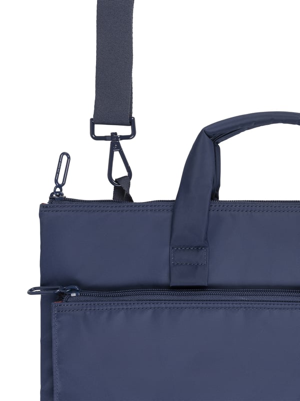 Dameshandtas met ritssluiting. één open binnenzak. één voorkant met externe zakken met ritssluiting. in lint schouderband.  Handvat van gerecycled polyethyleentereftalaat. twee binnenvakken.  extern materiaal.  Binnenkant van gerecycled polyethyleentereftalaat. Afmetingen: 40,5x28,5x5 cm. Modeproduct