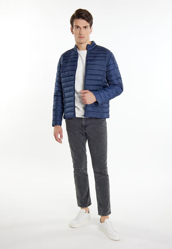Het ultralichte gewatteerde jack van Mo heeft een sportief design en zorgt voor warm en bijna gewichtloos comfort in de overgangsperiode. De smalle kamers zijn fijn gestikt waardoor de synthetische vulling zorgt voor een goede isolatie op koelere dagen en nachten. Een kleine opstaande kraag en twee zijzakken met ritssluiting maken het model compleet.  Jas