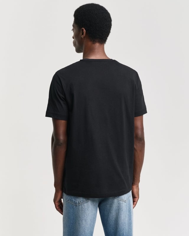 This T-shirt is crafted in soft cotton and features a regular, comfortable fit. An elevated and sporty basic, details include a ribbed crew neck, piping detailing and Gant's iconic Archive Shield graphic embroidered at the chest.
Regular fitCrew neckShort sleevesGANT graphic embroidered at chest 
2004086