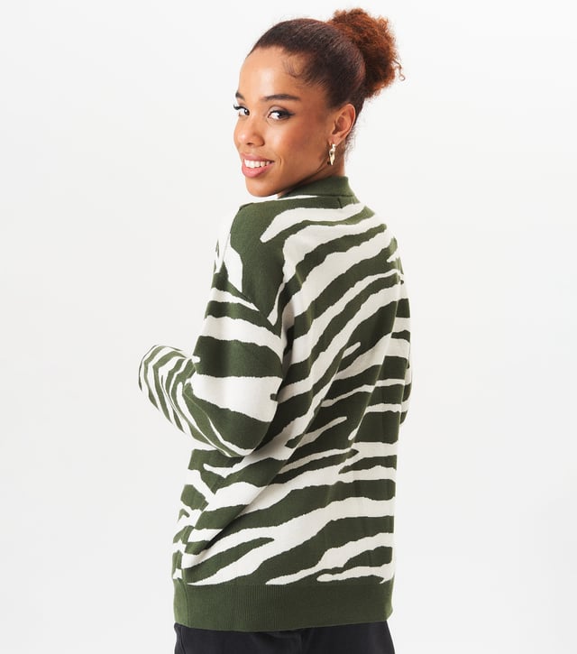 Oversized jumper med zebramönster Släpp loss din vilda och snygga sida med vår Zebra Print Oversized Jumper. Med ett djärvt zebramönster och överdimensionerad passform är den här jumpern perfekt för att göra ett modeuttalande samtidigt som den är bekväm. Uppgradera din garderob och sticka ut från mängden med detta unika plagg.MåttApprox. längd- 75cm