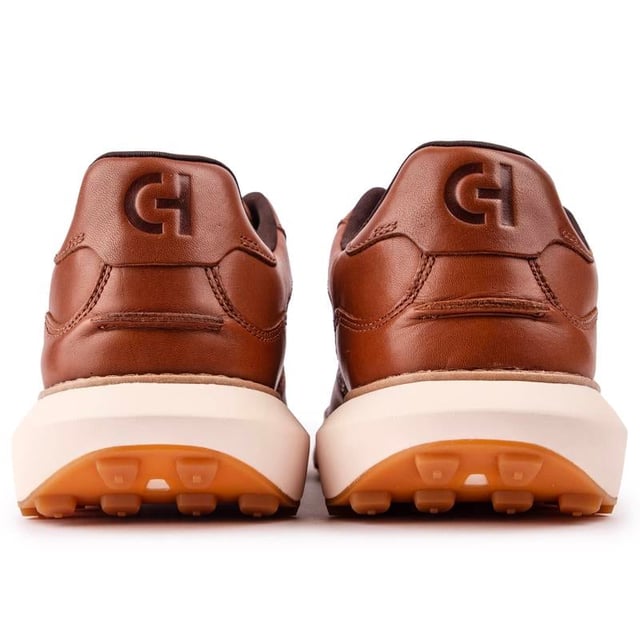 Descubra las nuevas zapatillas GrandPrø Ashland de Cole Haan, donde la ingeniería de precisión dentro de los detalles hechos a mano crea el equilibrio perfecto entre el estilo clásico de correr y el diseño brogue con la innovación de Cole Haan. Luce bien y siéntete bien con este versátil. De inspiración deportiva retro. Una zapatilla elegante para todo el día se combina con un zapato de vestir.