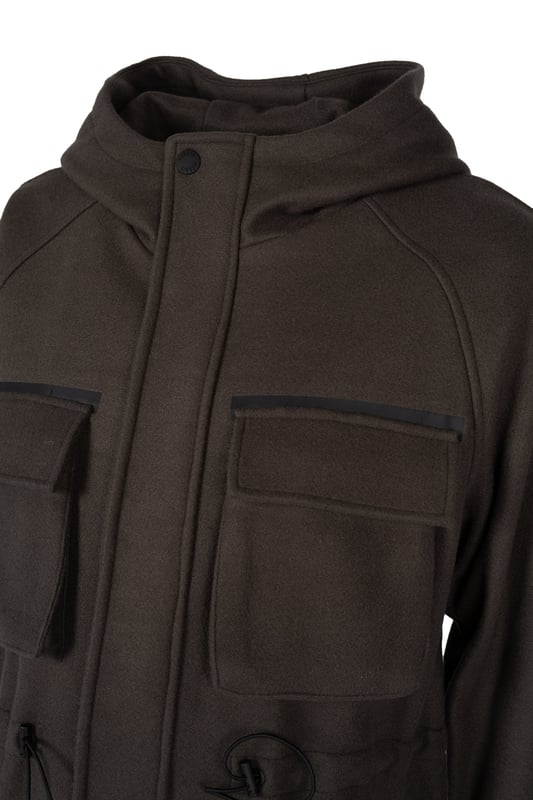 Een eenvoudige snit die perfect is voor elke situatie en stijl en comfort combineert.

Sluit met een rits en drukknopen voor extra bescherming tegen wind en kou en is snel aan en uit te trekken.

Met een capuchon die ideale bescherming biedt tegen regen en wind en praktisch comfort in alle weersomstandigheden.

Vier zakken aan de voorkant, waarvan twee met rits, zodat je kleine benodigdheden zoals sleutels, mobiele telefoon of portemonnee handig en veilig kunt opbergen.

De taille is verstelbaar met trekkoorden voor een perfecte pasvorm, benadrukt de taille en voegt elegantie toe.

De manchetten kunnen worden vastgemaakt met knopen, die individueel kunnen worden aangepast voor extra bescherming tegen de kou en comfort.

Gemaakt van hoogwaardige stof met wolinhoud, die duurzaamheid en weerstand tegen dagelijkse slijtage garandeert en de hele dag comfort biedt.