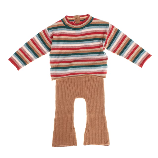 Conjunto para bebé compuesto por un jersey de manga larga y un pantalón a juego.

 El jersey, confeccionado en un tejido suave y cómodo, presenta un diseño de cuello redondo acanalado que facilita el ajuste y cuenta con un cierre de botones en la parte trasera, lo que facilita poner y quitar la prenda.

El pantalón, también elaborado en un material suave y flexible, cuenta con un diseño acanalado que asegura comodidad y permite un ajuste ceñido sin restringir el movimiento del bebé. 

Este conjunto es ideal para mantener a los pequeños abrigados y cómodos, al mismo tiempo que proporciona un look adorable y práctico para el día a día.
 Composición: Jersey: 53% Algodón, 47% Nylon; pantalón: 53% Algodón, 47%
 Cuidados:
- Lavar a máquina en agua fría  y ciclo suave.
- Usar detergentes suaves.
- Usar secadora a baja temperatura.
- Planchar a bajas temperaturas.
- No lavar en seco.