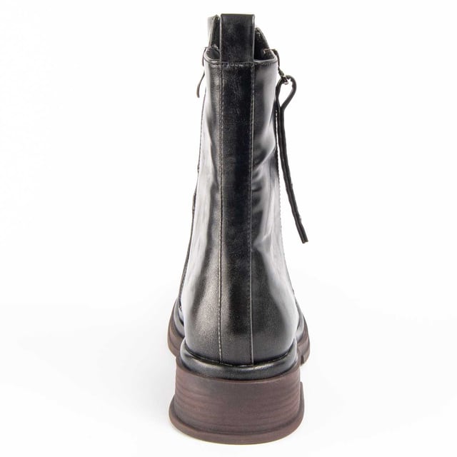 Botín casual para mujer. Calce cómodo. Plantilla acolchada de piel natural. Fabricado por otras marcas para nuestra marca. Medidas aproximadas: 4 cm de tacón, 20 cm alto de caña y 12 cm ancho de caña.
