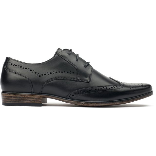 Zapatos negros para hombre Logan de Soletrader, fabricados en piel y suela de pvc. Presentan detalle brogue y parte superior de piel.