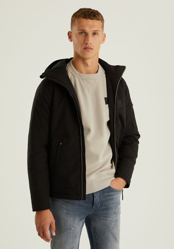 Passform & Material Die Saturn Climate ist ein kurzes und tailliertes Winterjackenmodell. Es handelt sich um eine Jacke mit einer Außenschicht aus Softshell. Diese Schicht sorgt dafür, dass die Jacke wasserabweisend, winddicht und atmungsaktiv ist und Sie warm hält.  Details Diese Winterjacke hat 5 Taschen, darunter zwei Seitentaschen, eine mit Reißverschluss und eine mit Knopfverschluss auf beiden Seiten. Auf der Innenseite befindet sich eine Innentasche mit Reißverschluss. Außerdem hat die Jacke eine verstellbare Kapuze und unverwechselbare CHASIN'-Details.  Eigenschaften Softshell Wasserabweisend Winddicht Atmungsaktiv Warmhalten Verstellbare Kapuze 5 Taschen Kunststoffreißverschluss CHASIN'-Details