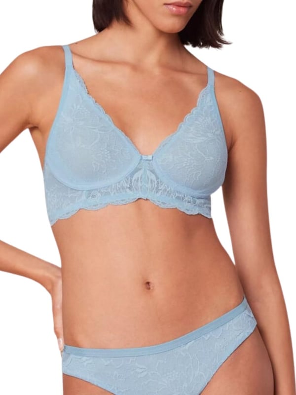 Amourette Charm Non-Wired Plunge Bra. With non padded soft cups, stretch lace and embroidered lace. The product is recommended as hand-wash only.