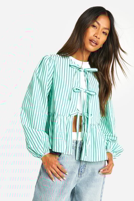 Warm, comfortable, and an A/W staple your wardrobe won't be complete without, our collection of long sleeve tops are here to serve fresh new looks in an instant. Seeking out those casual vibes? Keep all bases covered with a classic black long sleeve top. Need to make waves at work? Add a touch of sophistication to the office with a long sleeve blouse. Pair a long sleeve top with your fave denim or high waisted leather trousers and really let your shape do the talking.Style: Smock TopDesign: StripesLength: RegularSleeve Length: Long Sleeve