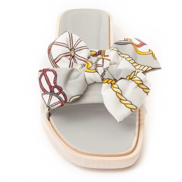 Sándalo casual para mujer. Ajuste cómodo. Plantilla acolchada. Suela antideslizante. Costuras reforzadas. Fabricado por otras marcas para nuestra marca.