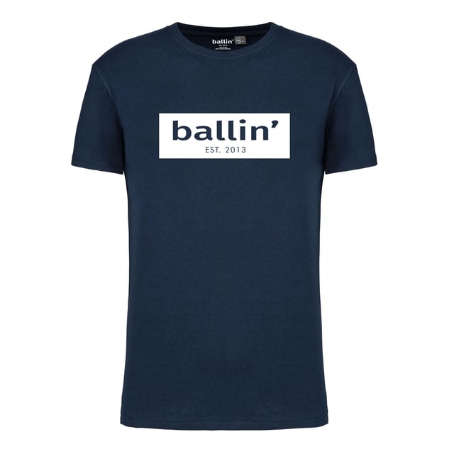 Camiseta de hombre de la marca Ballin Est. 2013. Las camisetas de Ballin Est. 2013 están hechas de algodón 100% orgánico, y tienen un corte regular. El suave algodón proporciona una gran comodidad.  Nombre del modelo: Cut Out Logo ShirtCategoría: camiseta de hombreMateriales: algodón orgánicoColor: azul