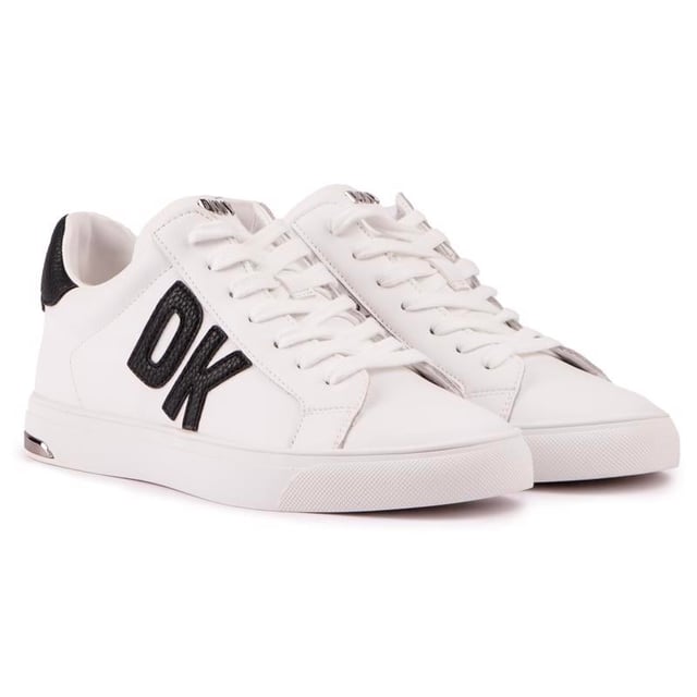 Lace-up, Schritt und Tap in den neuesten Trainer Trend mit dem Abeni Super White Damen Trainer von Dkny. Minimalistisch in seinem Design, aber mit einem stilvollen Schlag mit komplizierten Details und Designer-Branding, verschmilzt der Court Sneaker sportlichen Looks mit dem neuesten Mode-Statement nahtlos.