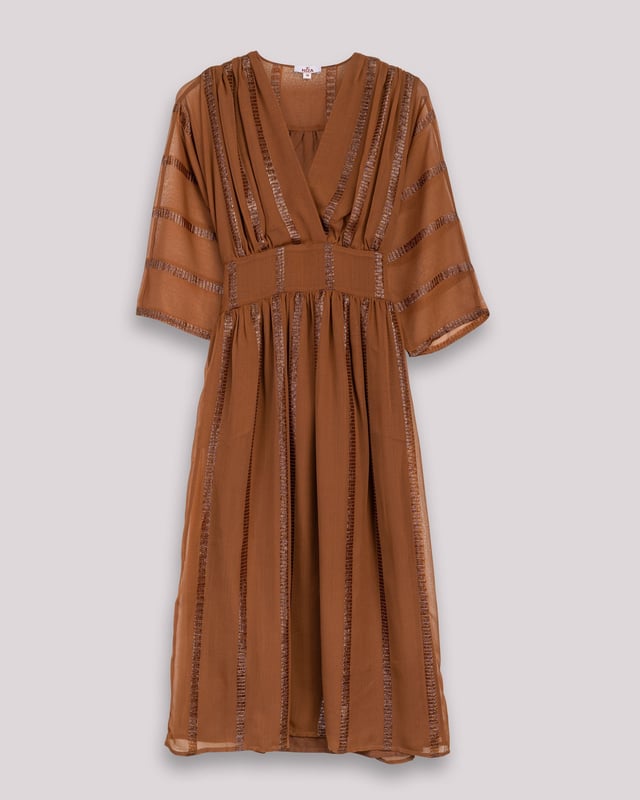El Vestido Midi Lara es perfecto para tus eventos de otoño. Su diseño de rayas y mangas tres cuartos añaden un toque moderno y elegante a cualquier look. Combínalo con tacones y accesorios dorados para un estilo sofisticado.
 
 
 
 Vestido midi cruzado.
 
 Manga por debajo de codo.
 
 Cinturilla ancha con cinturón por separado.
 
 Tejido con rayas de lurex.