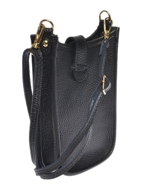 Crossbody tas
100% rundleer
Knoopsluiting aan de voorkant
Afmetingen : 17,5x11,5x2 cm
Schouderriem: 120cm verstelbaar