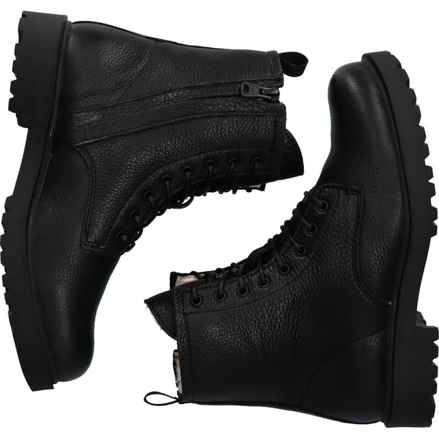 Der WL02 ist ein robuster Schnürstiefel für Damen von Blackstone Footwear. Der Stiefel verfügt über einen Reißverschluss an der Innenseite sowie eine robuste Profilsohle. Der WL02 hat ein Futter aus 100% Schafwolle. Das macht den Stiefel nicht nur sehr warm, sondern auch unglaublich angenehm zu tragen. Tragen Sie den Stiefel unter Jeans oder einem Kleid, um einen robusten Kontrast zu schaffen.