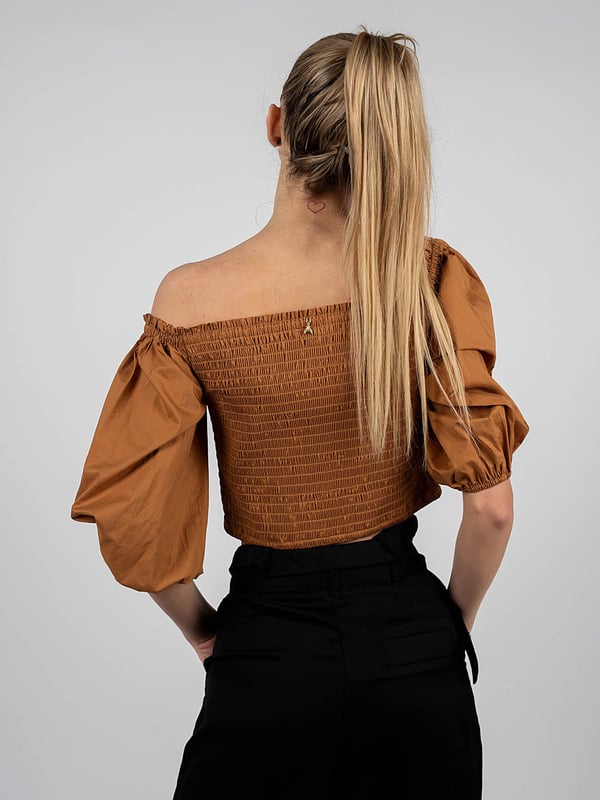 Crop Top
Corte ajustado
Estilo español
Bordes rematados con elástico
Mangas abullonadas 3/4
Adornado con pliegues
Etiqueta de marca en dorado en la nuca
Hecho de algodón de alta calidad