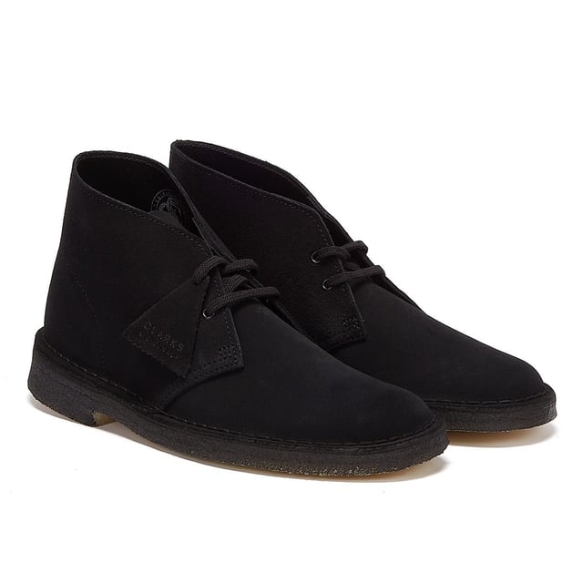 Die Desert Trek-Schuhe von Clarks wurden erstmals in den 1970er Jahren vorgestellt und zeichnen sich durch einen kontrastierenden Akzent an der Ferse und eine zentrale Gesäßnaht aus. Sie sind aus hochwertigen Materialien gefertigt und verfügen über einen Schnürverschluss und eine markante, kontrastierende Kreppsohle.