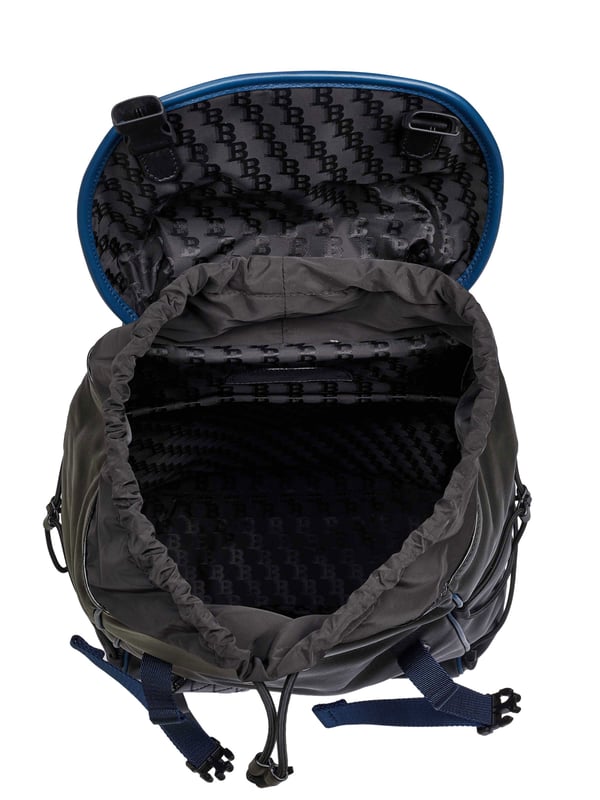 100% piel de vacuno; Mochila Bally; Modelo: 59835323428 F000; Mano de obra de alta calidad; Un compartimento de bolsillo; Un bolsillo frontal con cremallera; hebilla; Correas de hombro ajustables; Cuatro bolsillos interiores, uno con cremallera; Dimensiones (cm): 27,5 x 34 x 15; Detalles del logotipo de Bally.