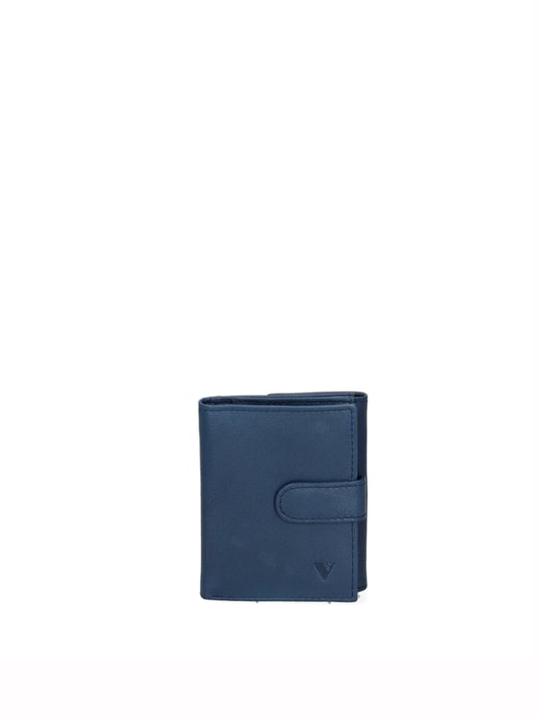 Cartera de hombre. El cierre es con botón de presión. Los bolsillos internos son tarjeteros y porta billetes. Los bolsillos exteriores son uno trasero con clip. Falta la correa para el hombro. Falta el mango. Hay un compartimento interno. El material exterior es 100% Piel Auténtica. Internamente está forrado en piel auténtica. Medidas: 8x10x2 cm. Producto de moda