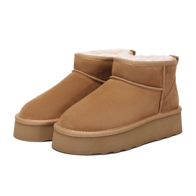 Ervaar het luxueuze comfort als je je voeten in een paar Heron Ultra Mini Platform Boots steekt, waarbij de Australische schapenvachtwol je omhult met zijn zachtheid en warmte. Gemaakt van rundsuède met een waterafstotende werking. coating aangebracht op het oppervlak, met deze nieuwe Heron Ultra Platform-laarzen kan het niet fout gaan. Specificatie: Bovenwerk van koeiensuède Warme schapenvacht-wollen voering Zachte schapenvacht Wollen binnenzool EVA-zool Technologieën: Water & Vlekbestendig bovenwerk Slipvaste buitenzool