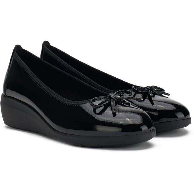 Zapatos negros Jana de charol para niñas, fabricados con sintético y suela de goma. Características: diseño de charol, detalle de lazo, plantilla acolchada y altura del tacón de 4 cm.