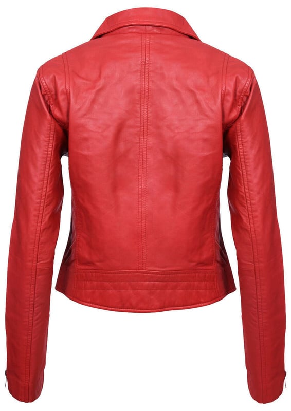 Erweitern Sie Ihren Stil mit unserer zeitlosen, meistverkauften Jacke, die für ihr minimalistisches Design bekannt ist, das nie aus der Mode kommt. Deshalb ist sie ein Muss:  
 Kultiger Minimalismus: Die anhaltende Beliebtheit dieser Jacke beruht auf ihrer dezenten Eleganz. Die Vorderseite verfügt nur über drei dezente Taschen, die jeweils mit handpolierten Metallreißverschlüssen verziert sind und einen mühelos stilvollen und minimalistischen Look schaffen. 
 Klassischer Brando-Stil: In Anlehnung an die ikonische Marlon-Brando-Jacke aus den 1950er-Jahren zeichnet es sich durch ein zweireihiges Design mit breitem, fallendem Revers und einem dezentrierten YKK-Reißverschluss aus und ist eine Hommage an die zeitlose Modeikone. 
 Farbvielfalt: Wählen Sie aus einer Reihe von Farbvarianten, die Ihren Vorlieben entsprechen, egal ob Sie sich für kräftige Farbtöne wie Gelb, Rot und Grün oder klassische Farbtöne wie Schwarz, Braun und Kastanie entscheiden . 
 Premium-Material: Diese Jacke ist aus 100 % hochwertigem, ultraweichem Nappaleder gefertigt und bietet sowohl Luxus als auch Komfort. 
 Maßgeschneiderte Passform: Entworfen mit einer schmalen Passform und einer kürzeren Länge, passt es sich Ihrer Körperform an und sorgt für eine moderne und schmeichelhafte Silhouette.  Ausgestattet mit drei Außentaschen mit Reißverschluss und Reißverschlussbündchen kombiniert diese Jacke Funktionalität mit langlebigem Stil und ist damit eine vielseitige Ergänzung Ihrer Garderobe.