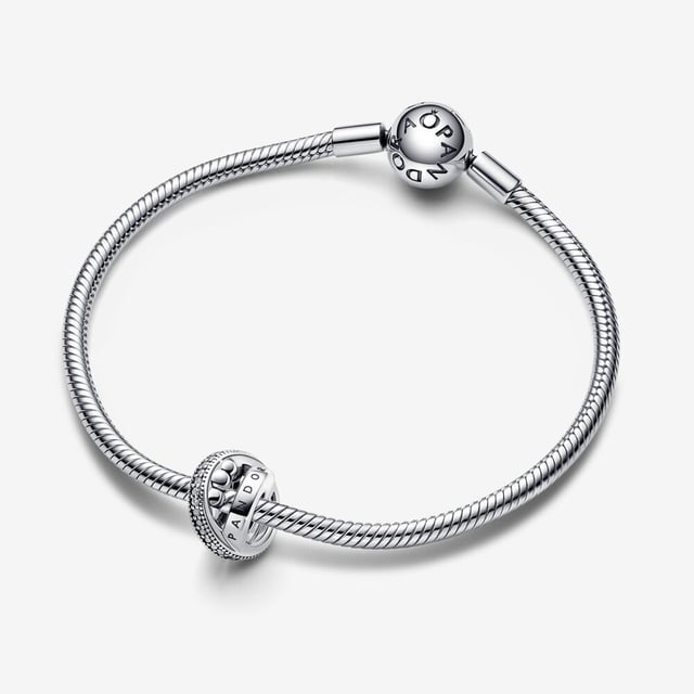 Dieser Pandora Anhänger aus Silber besteht aus hochwertigem, allergiefreiem 925 Sterling Silber. Der Pandora 'Signature Logo' Damen Anhänger aus 925 Sterling Silber - Silber 792317C01 wird in einer schönen Geschenkbox geliefert und hat eine zwei Jahre währende Garantie - das perfekte Geschenk, um sich selbst oder einen geliebten Menschen zu verwöhnen.