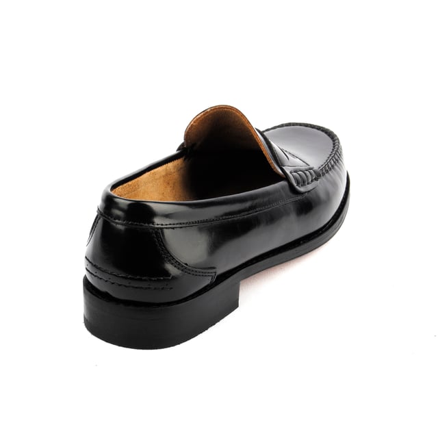 Unsere Loafer unterscheiden sich immer vom Rest der Konkurrenz ... und dieses Mal erreichen wir das auf zwei Arten. Erstens ist der Sotoalto Royal Flex handgenäht und sein Boden ist aus Leder, aber wir verwenden ein flexibles Leder, etwas, das kaum