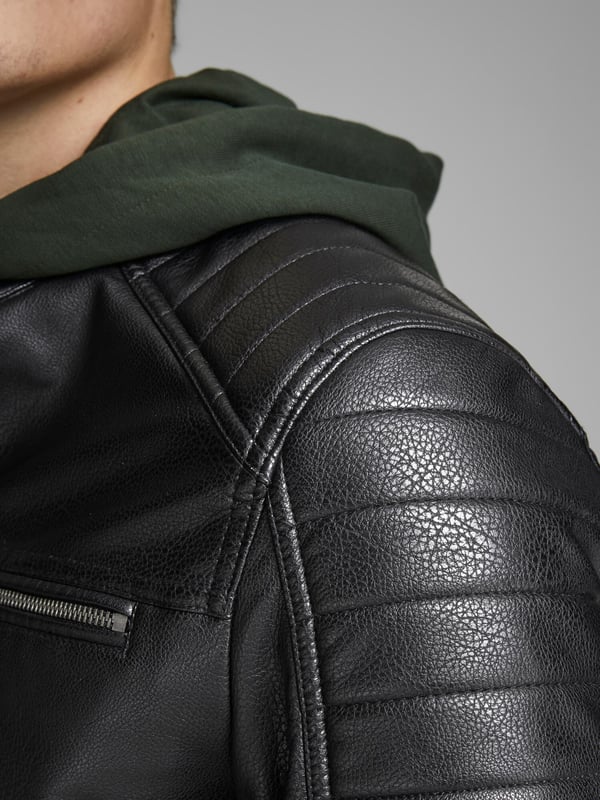 Schöne Jacke für Herren von der Marke Jack&Jones. Sehr angenehm zu tragen, bequem und sportlich geschnitten zugleich. Die Jack&Jones Basic-Linie lässt sich wunderbar mit vielen Kleidungsstücken kombinieren. Die Mode von Jack&Jones zeichnet sich durch hochwertige Materialmischungen und präzise Verarbeitung aus.